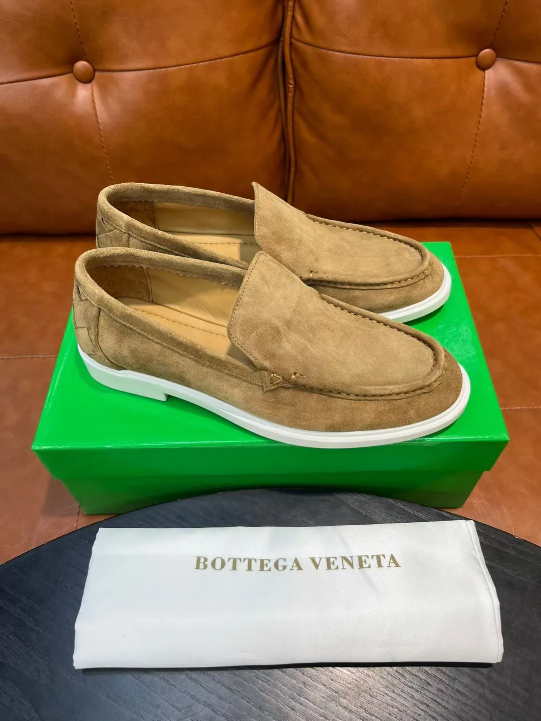 [BV] Top P: 780💰 Size: Male 39-44 (38.45 non-refundable) Bottega Veneta 2025 autumn and winter counter synchronization style. Bottega Veneta BV's new driving shoes have a slip-on design with suede upper, BV's unique weaving design on the heel, and a weaving pattern on the outsole.